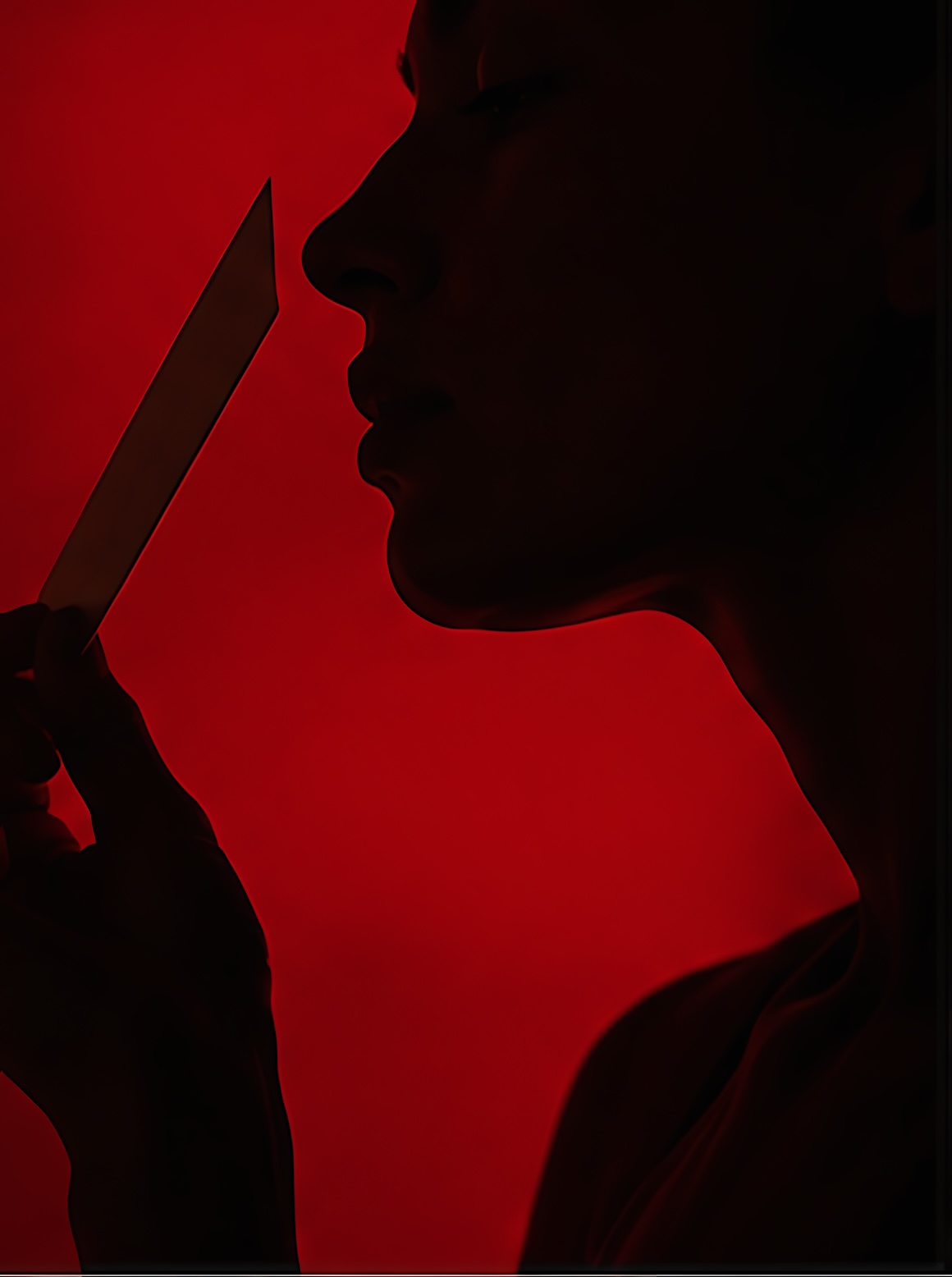 Profil d'une femme sentant une mouillette sur fond rouge